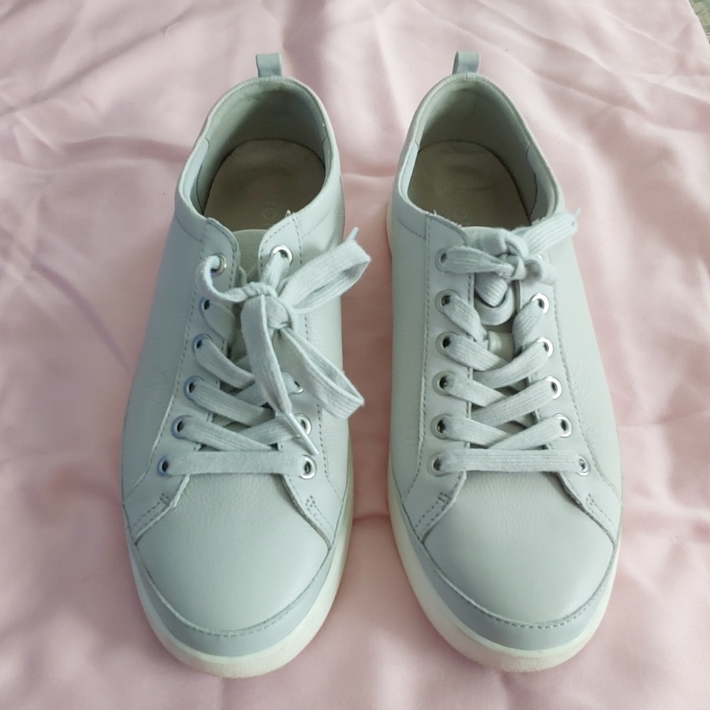 Vionic leather grey tennies. size 9.5. Little wear.